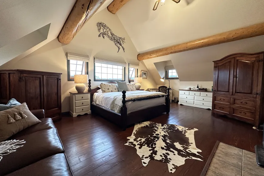 A spacious luxury ranch suite.